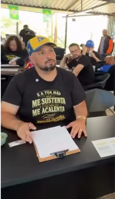 Negociação registrada numa mesa, com a prancheta à frente