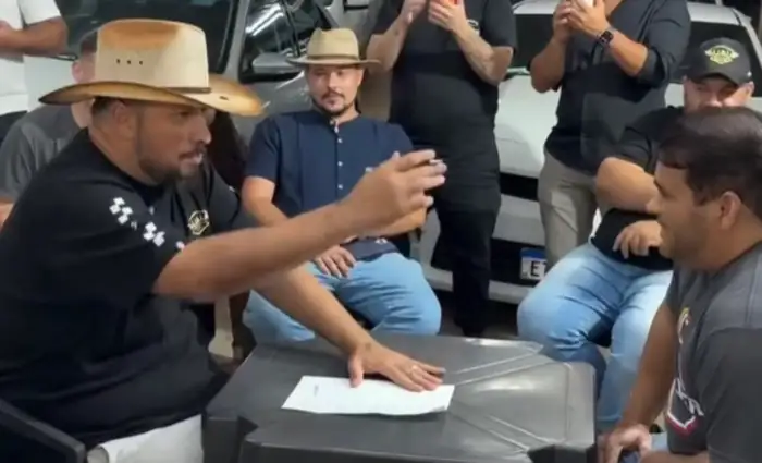 Negociação de carro numa mesa, com papel na mão