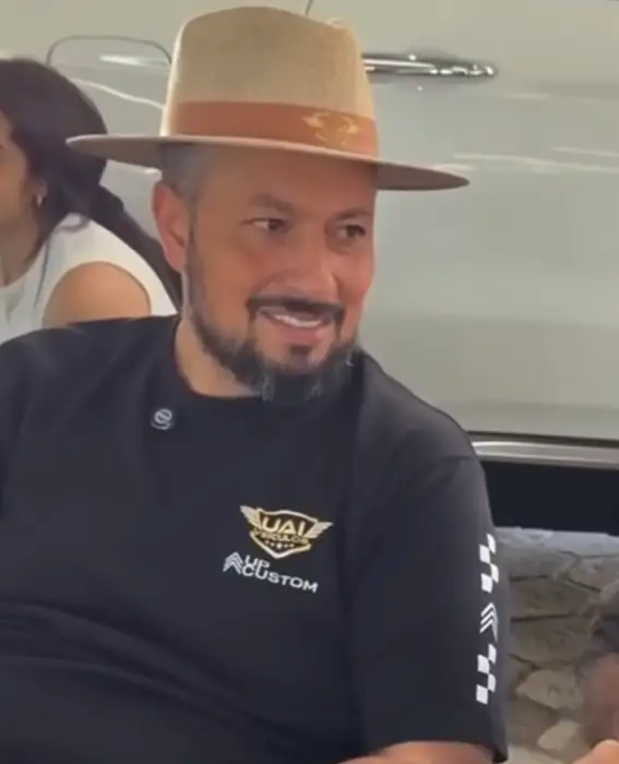 Homem de chapéu com a camisa da UAI Veículos